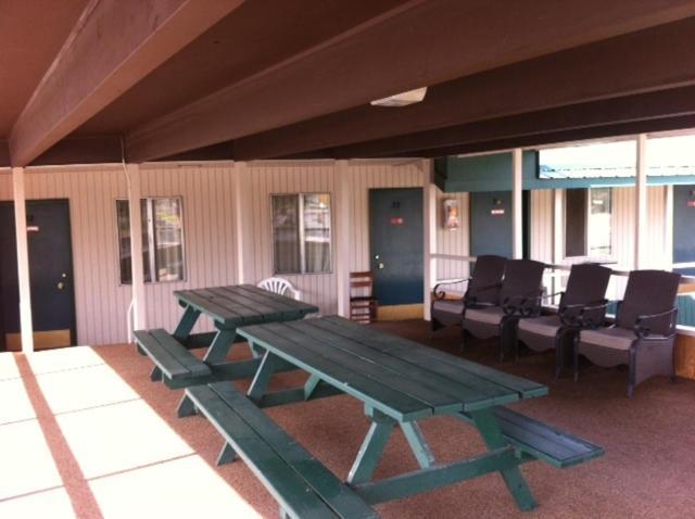 Silver Spur Motel Ландер Екстериор снимка